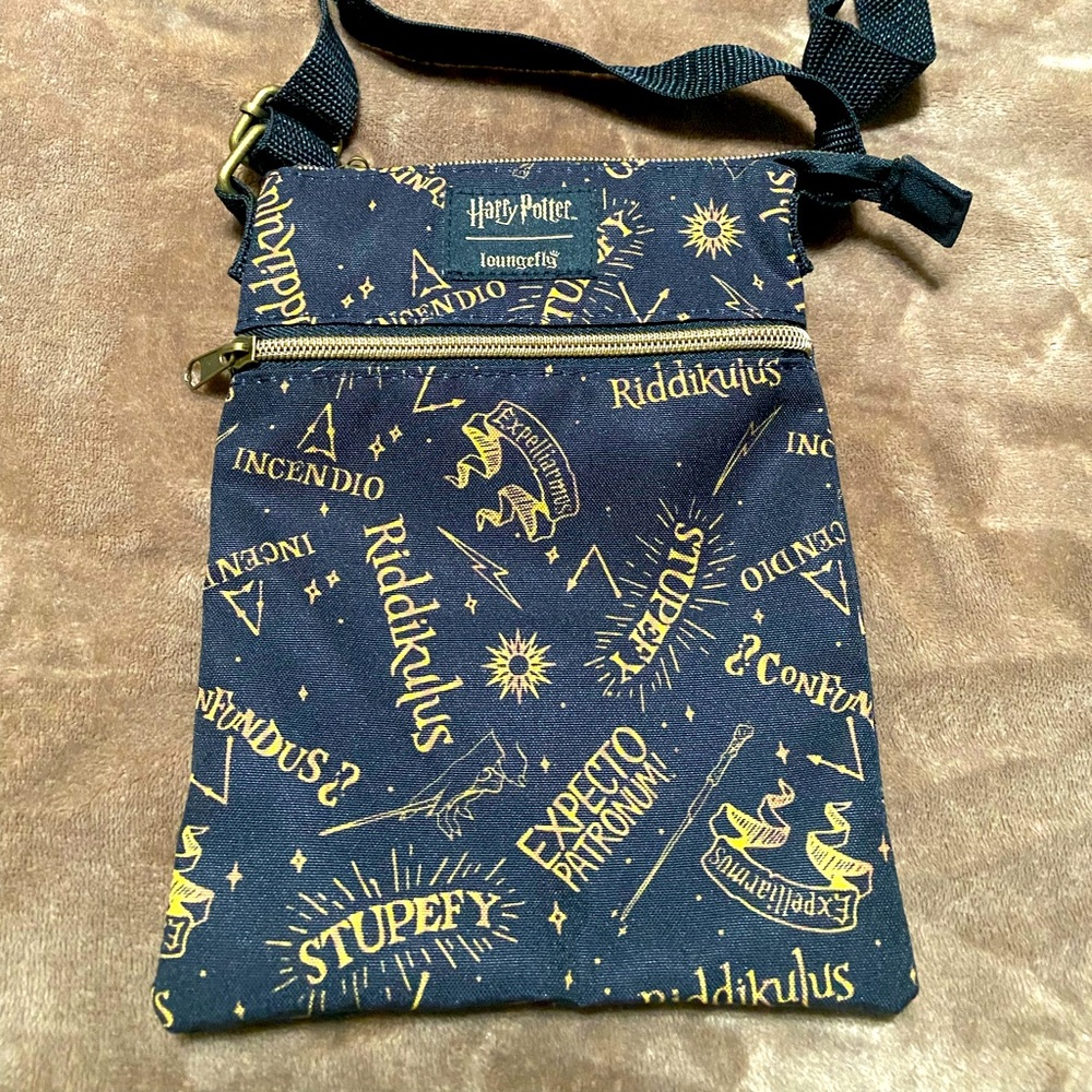 Loungefly Harry Potter passport bag